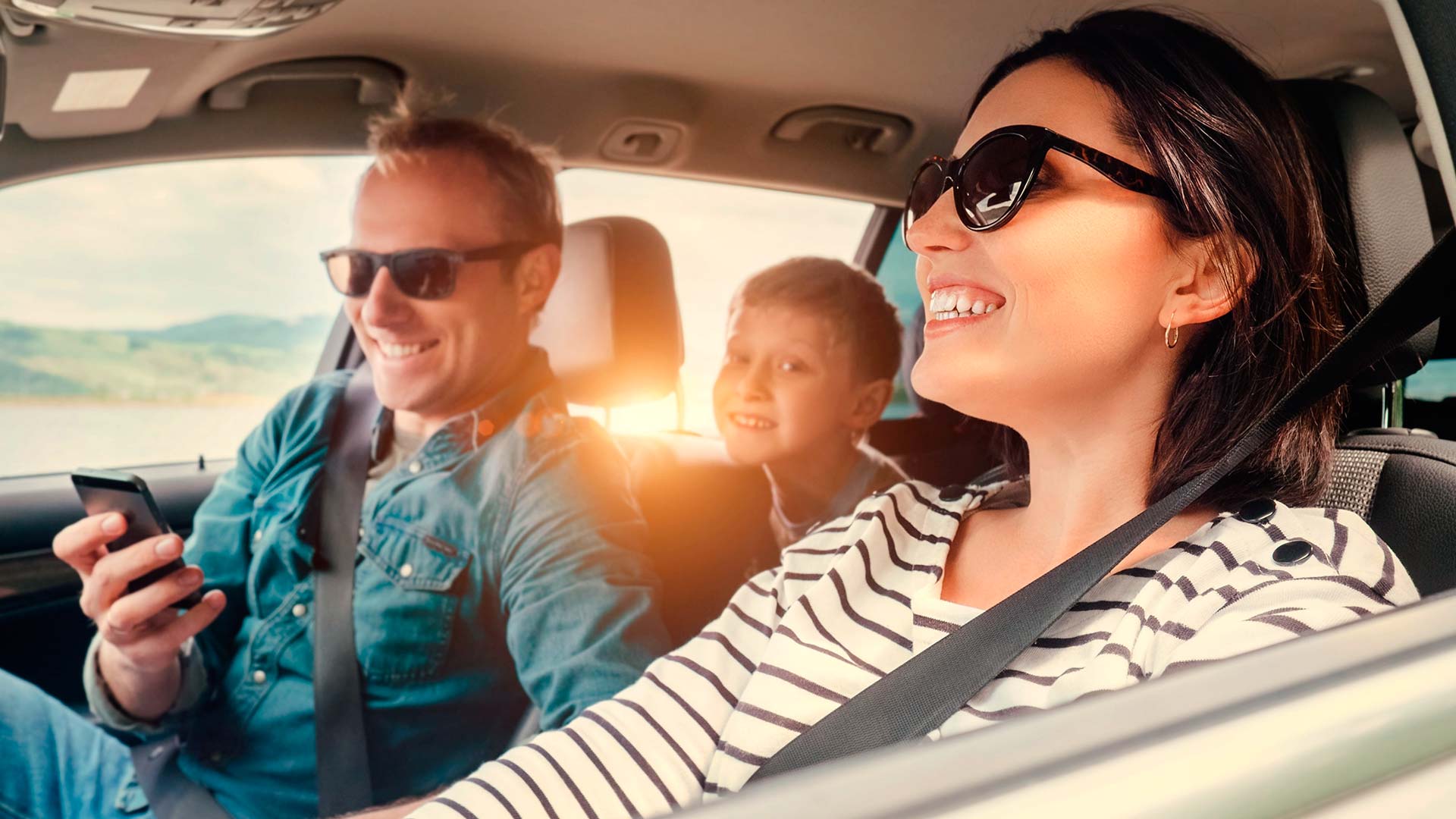 Familia con un seguro de bienes personales viajando en un auto