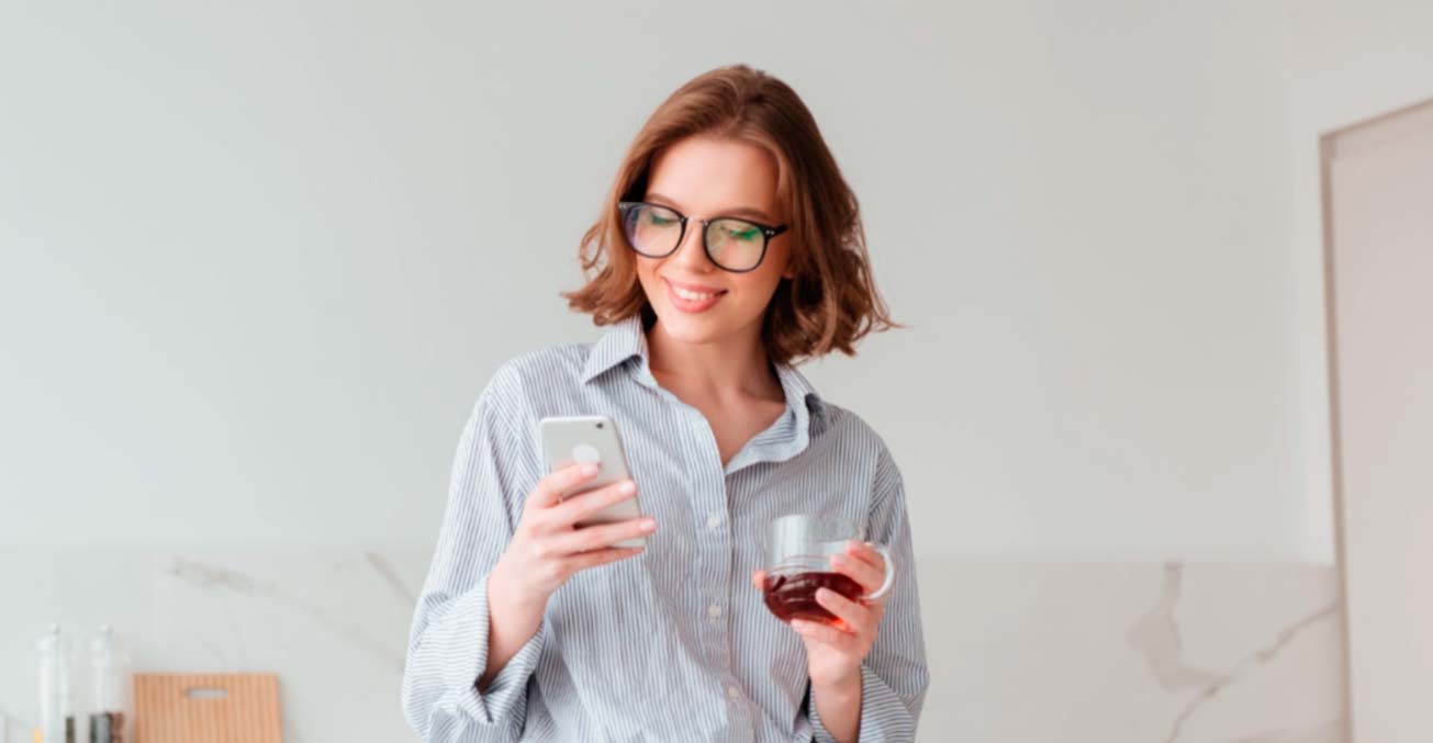 Mujer generando consulta por celular al médico en línea por emergencias